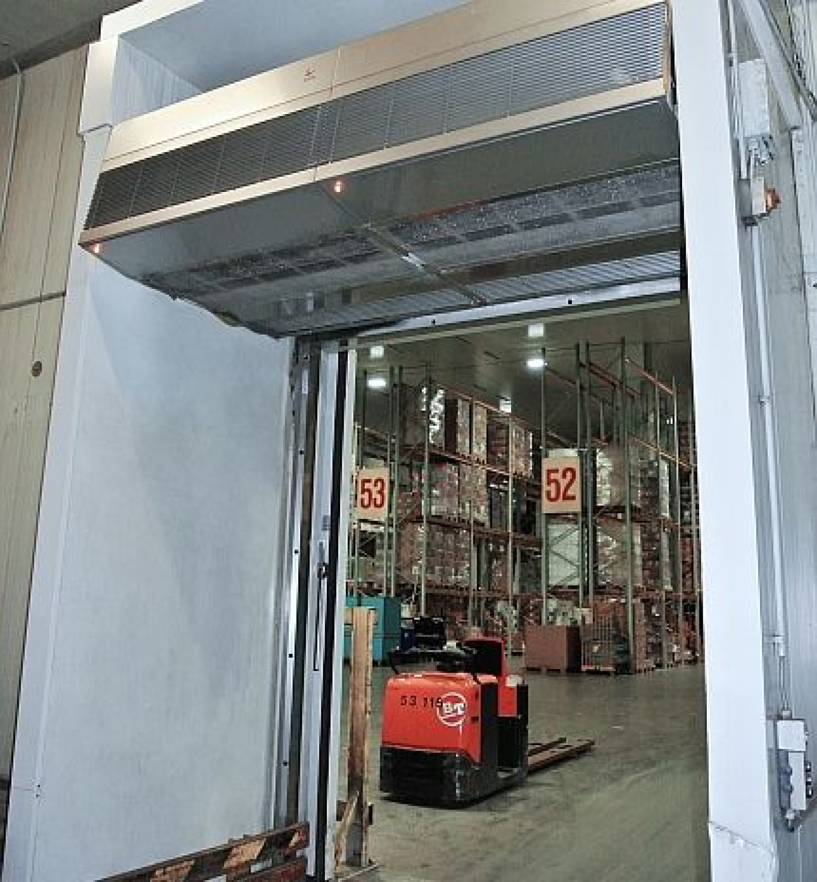 Hybride Lösung für eine optimale Klimatrennung in der Tiefkühlung